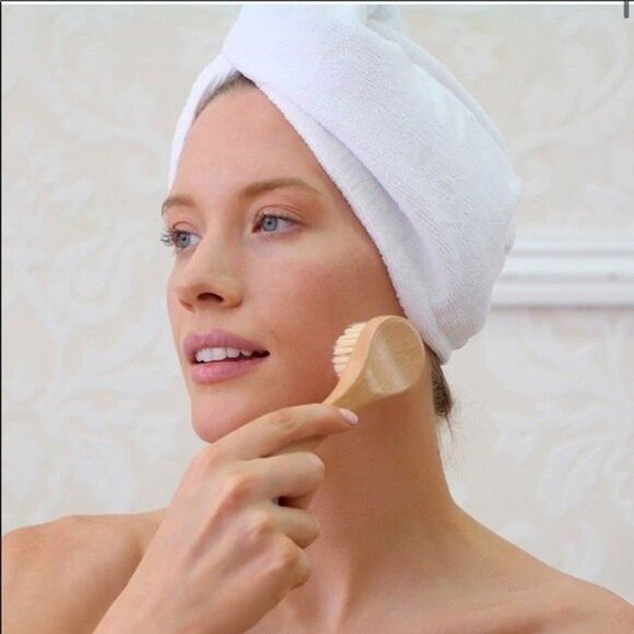 Daily Concepts Daily Facial Dry Brush Beechwood Wood Handle Soft Nylon Bristles - Picture 3 of 9